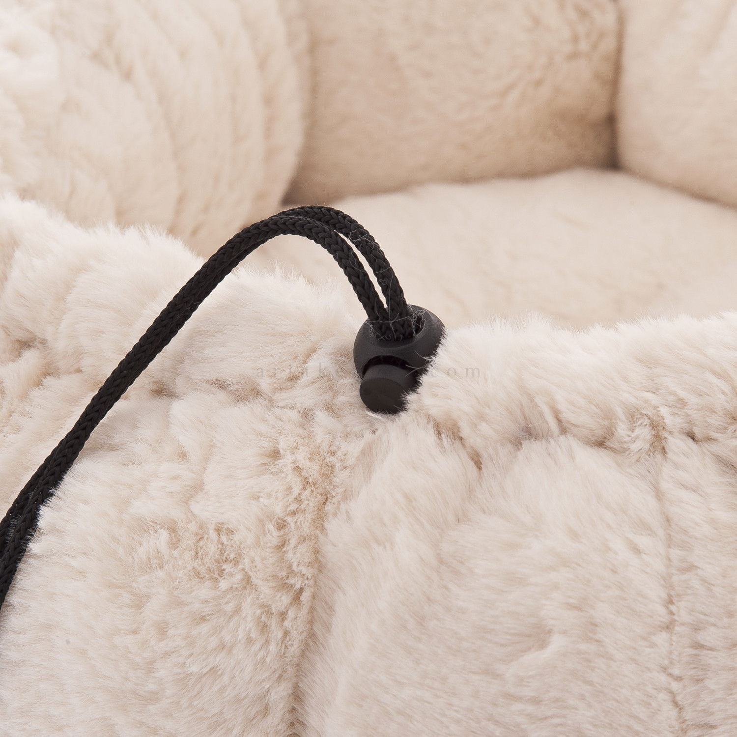 FERRIBIELLA Tana - самозатоплящо се плюшено легло в млечнобяло