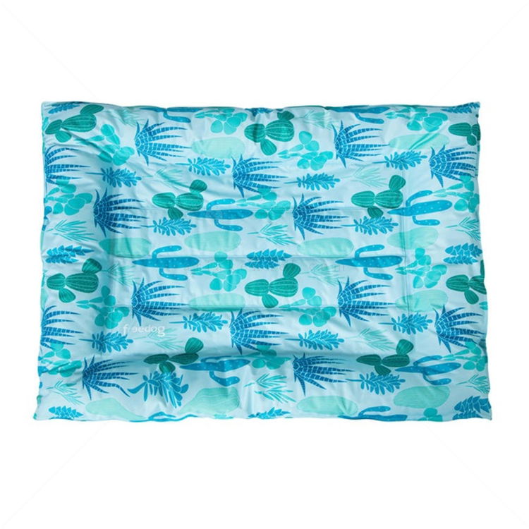 Охлаждаща постелка с десен на кактуси FREEDOG Cooling Cushion Cactus, 56х66 см