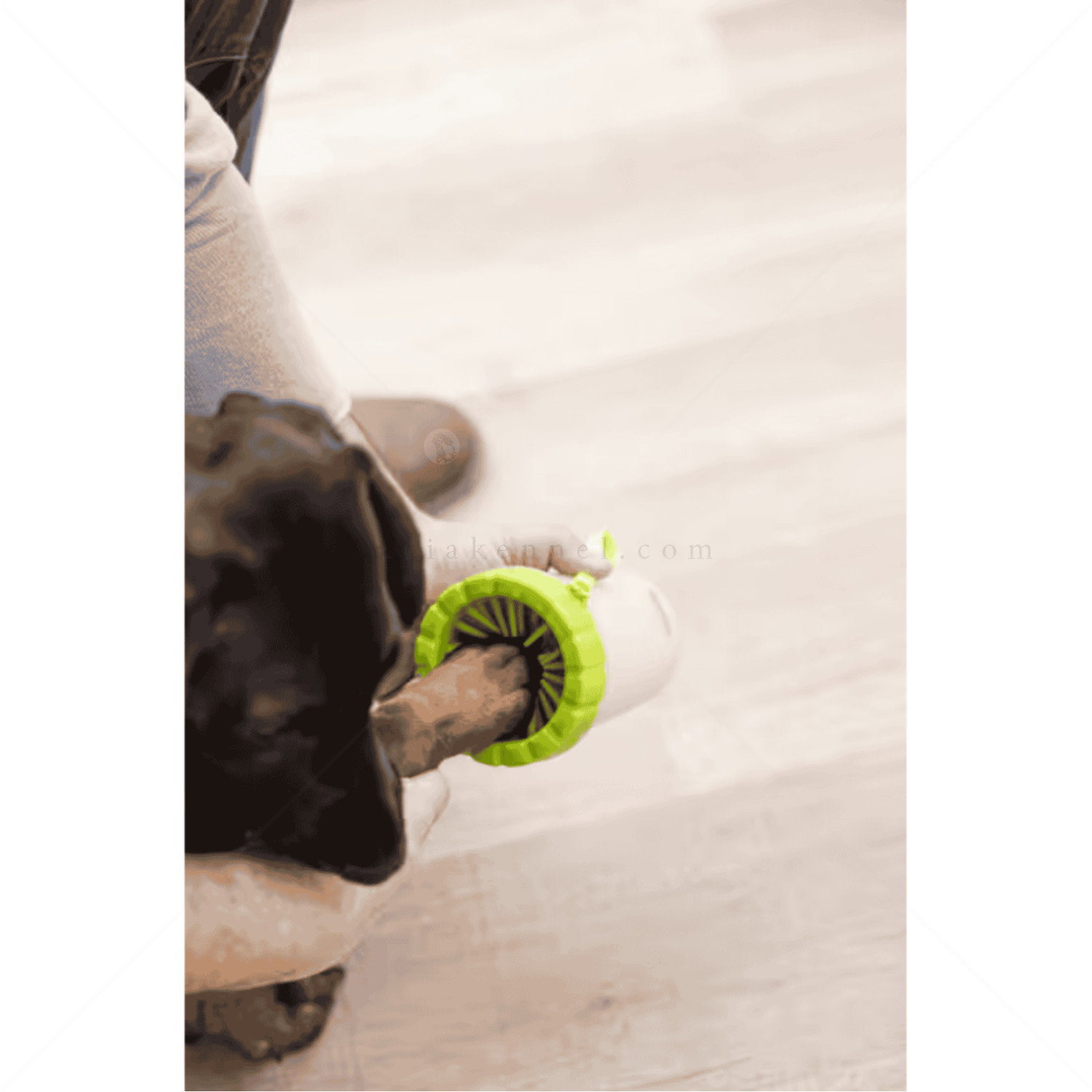 Уред за почистване на лапички S-M, KERBL Paw Cleaner, зелен